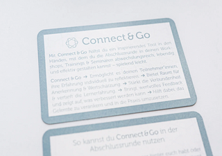 Eine Karte auf hellem Untergrund, die eine Anleitung für das Kartenset Connect & Go zeigt.