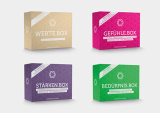 Vier Kartensets auf hellem Untergrund. "Werte Box", "Gefühle Box", "Stärken Box" und "Bedürfnis Box".