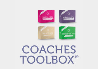 Vier Kartensets unterschiedlicher Farben auf hellem Untergrund. Darunter groß die Worte Bundle "Coaches Toolbox".